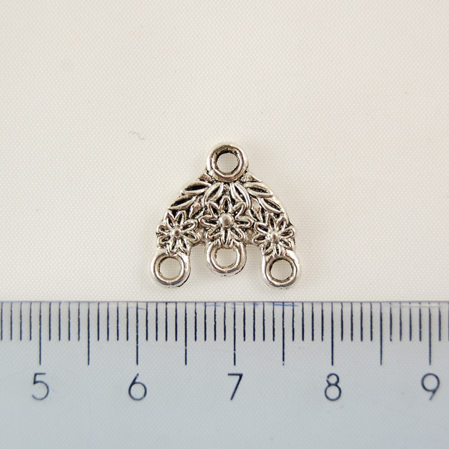 Menší rozkvetlé ramínko stříbrné barvy 