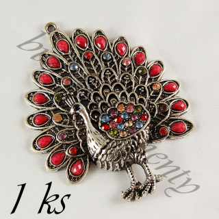 Veliký páv s překrásným ocasem