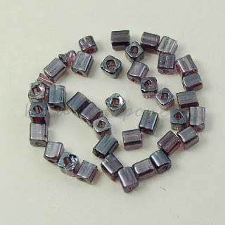 Skleněné kostičky, fialová barva 5x4x4mm 30ks