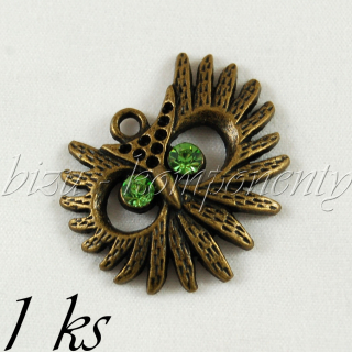 Rozčepýřená sova bronzové barvy se zelenýma očima