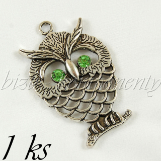 Veliká sova stříbrné barvy se zelenýma očima