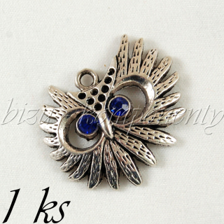 Rozčepýřená sova s tmavě modrýma očima, stříbrná barva