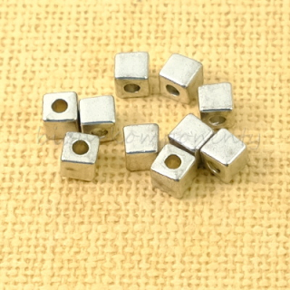 Kovové kostičky 4mm, 10ks