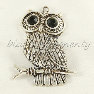 Obrovská sova na větvi, starostříbrná barva