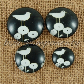 Skleněný kabošon ptáček na louce v noci, 12 mm