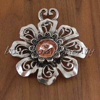 Květ s velkým růžovým  šatonem