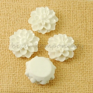 Bílý kabošon jiřina 7, 15mm