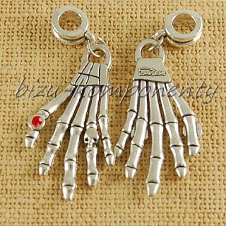 Kostra ruky s červeným šatonem